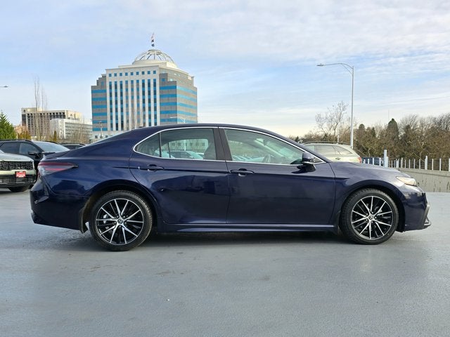 2022 Toyota Camry Hybrid SE