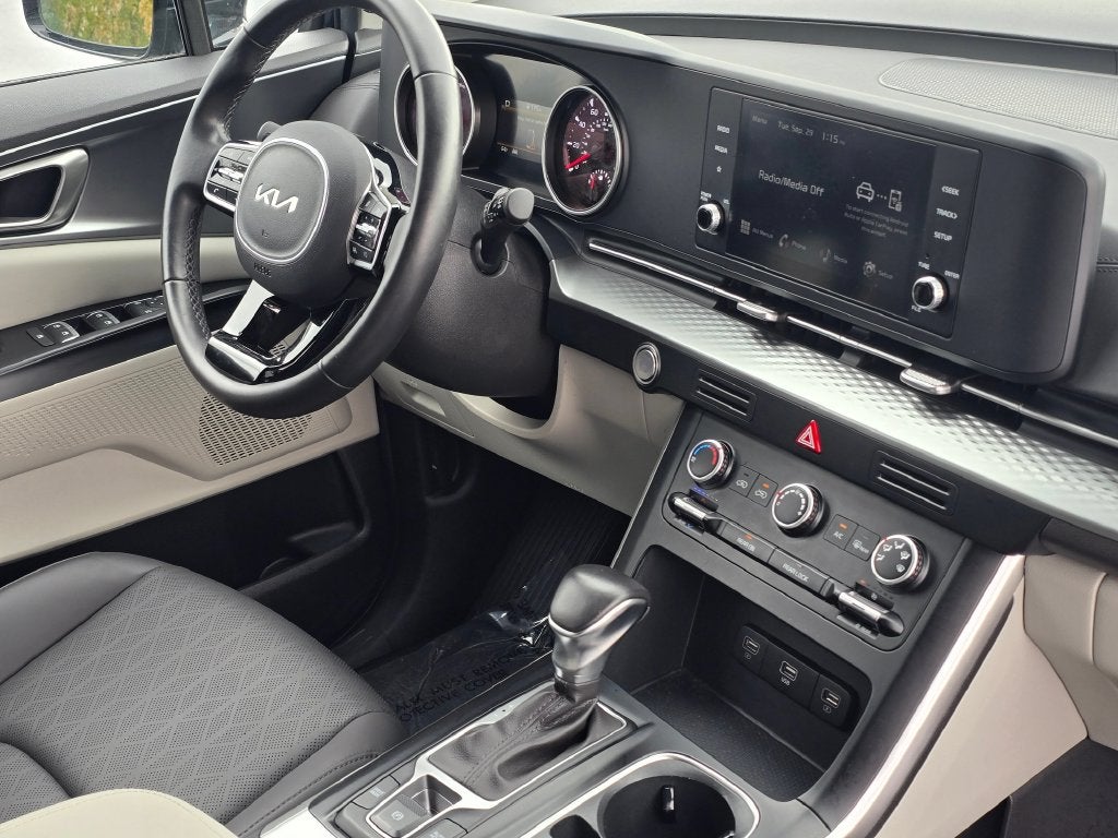 2024 Kia Carnival LX