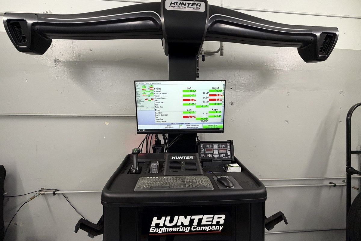 Hunter wheel alignment measurement screen showing red and green alignment readings